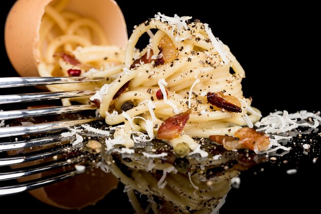 Photo close-up of food spilling from bowl