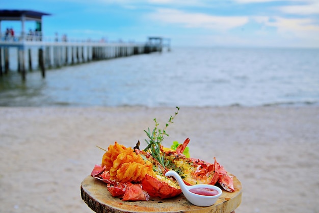 Foto close-up del cibo sul tavolo in spiaggia