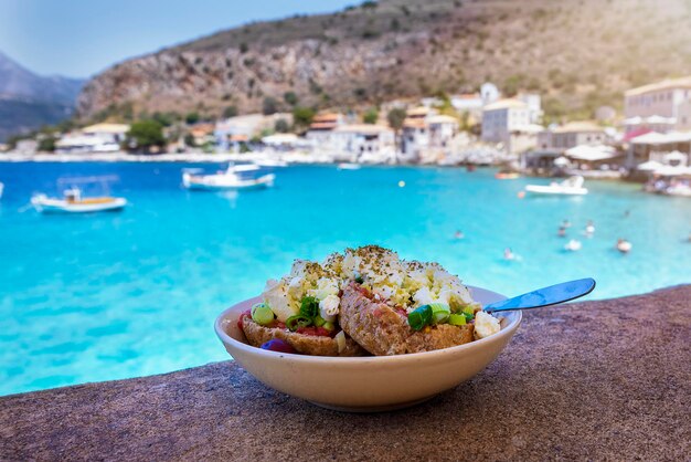 Foto prossimo piano del cibo sulla tavola dal mare