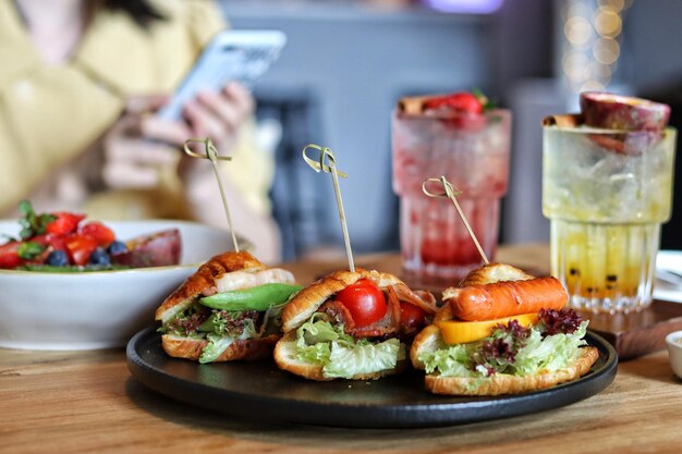 Foto close-up del cibo sul tavolo in un ristorante