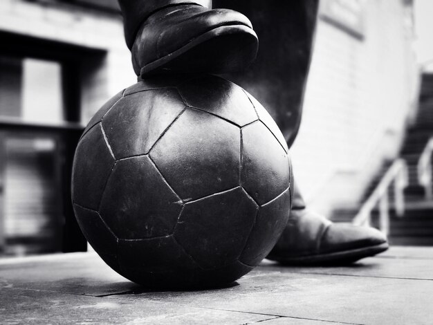 Foto close-up di una statua di calcio