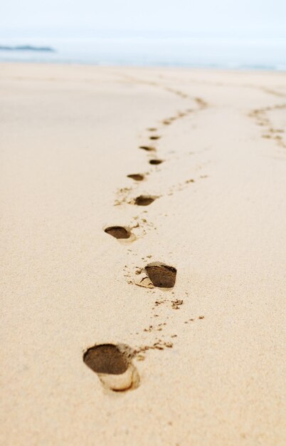 Photo close-up of footprints on sand at beach