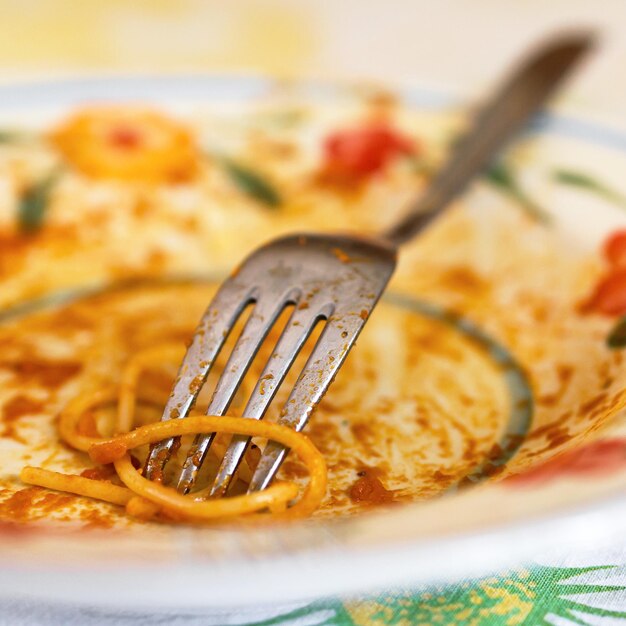 Foto prossimo piano della forchetta sul cibo