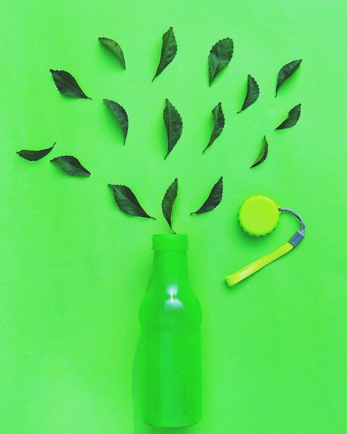 Photo close-up of fork over green background