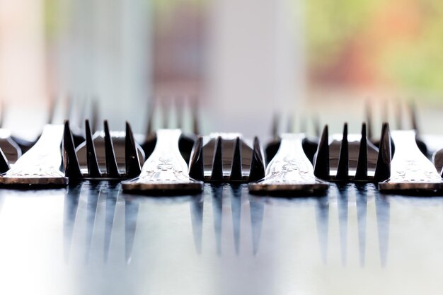 Photo close-up of forks on table