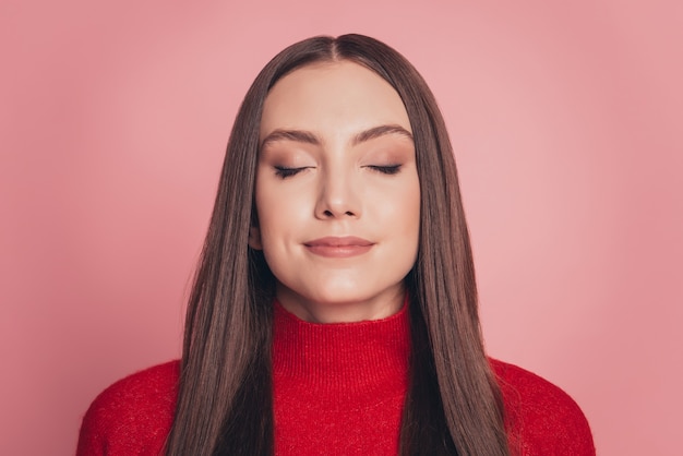 Close-up foto mooie dame ogen gesloten dolblij draag casual rode trui geïsoleerde roze achtergrond