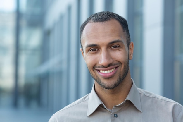 Close-up foto portret van jonge afro-amerikaanse student man glimlachend en kijkend naar camera