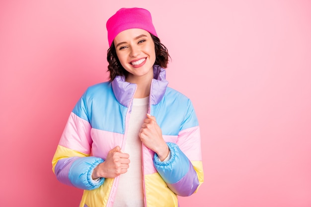 Close-up foto van aardige dame blij om de lente warmte te voelen dragen warme gekleurde jas geïsoleerd roze achtergrond