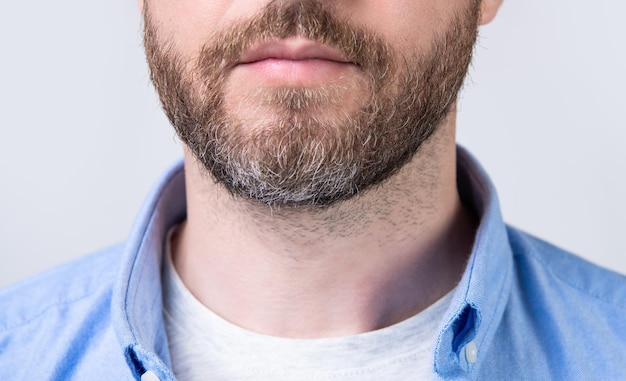 Close-up foto van bebaarde man met baard bebaarde man met baard casual shirt dragen