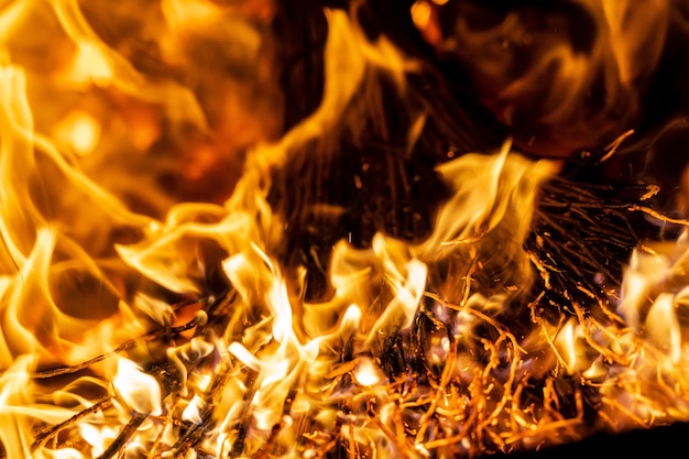 Close-up foto van brandhout in vreugdevuur