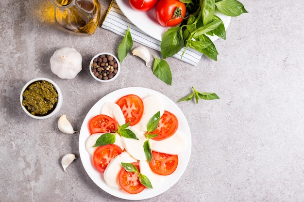 Close-up foto van caprese salade met rijpe tomaten, basilicum, buffelmozzarella kaas.