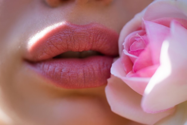 Close-up foto van dames lippen met natuurlijke make-up mooie vrouw lippen met roos