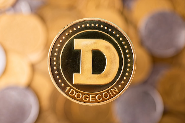 Close-up foto van dogecoin op achtergrond van gouden en zilveren munten