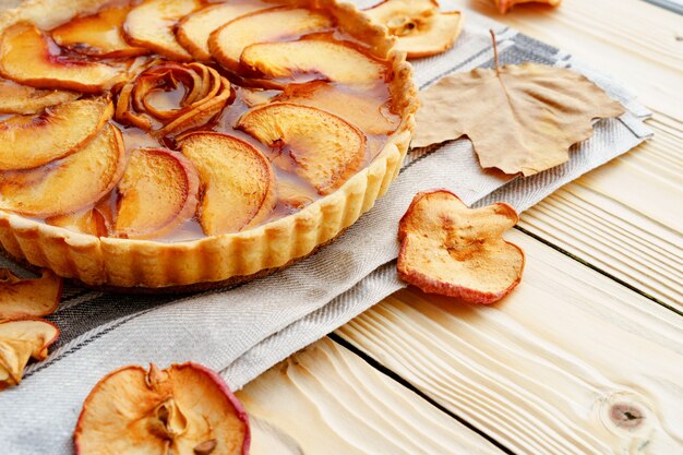 Close-up foto van een appeltaart taart op houten tafel