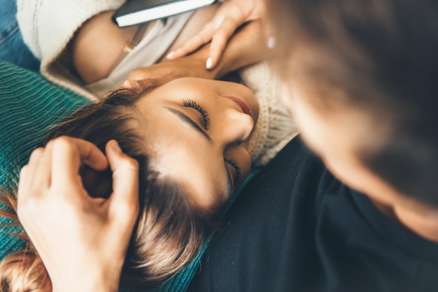 Close-up foto van een blanke vrouw met bruin haar liggend op haar vriendje