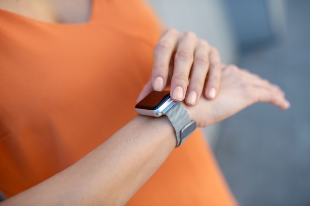 Close-up foto van een dames handen en een smartwatch