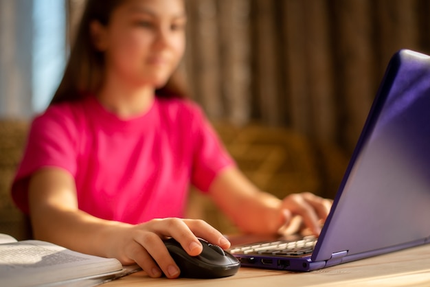 Close-up foto van een hand van een leerling-meisje dat op de computer werkt