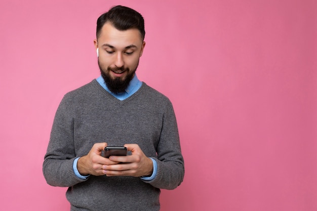 Close-up foto van een knappe, goed uitziende jonge man die een casual stijlvolle outfit draagt po