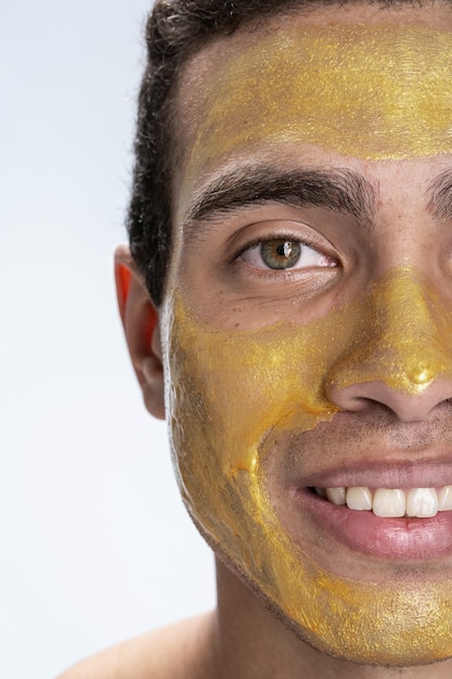 Close-up foto van een lachende man met een gezichtsmasker