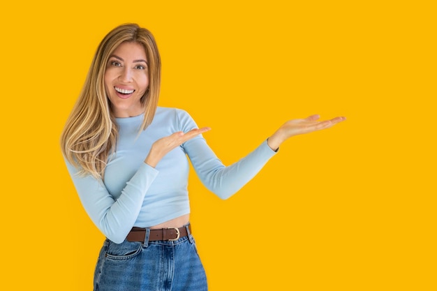 Close-up foto van een mooie vrolijke vrouw stijlvolle blauwe kleren arm directe lege ruimte schoonheid procedure