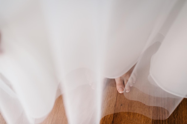 Close-up foto van een mooie vrouwelijke voeten met franse pedicure Vrouwelijke vingers met witte pedicure