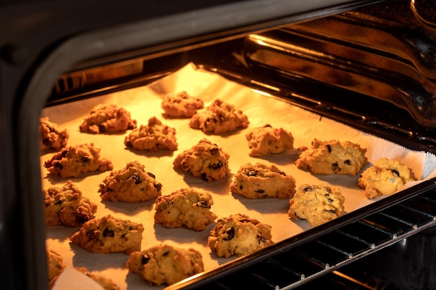 Close-up foto van goed gebakken koekjes met walnoot