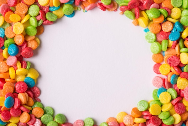 Close-up foto van grappige kleurrijke platte rondes cirkels van suiker hagelslag met lege plek in het midden voor tekstontwerp