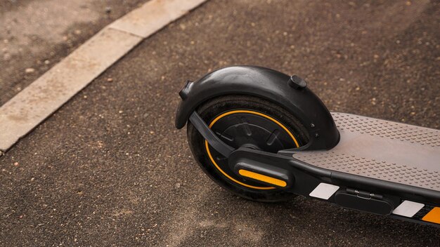 Close-up foto van het achterwiel van een elektrische scooter tegen de achtergrond van asfalt