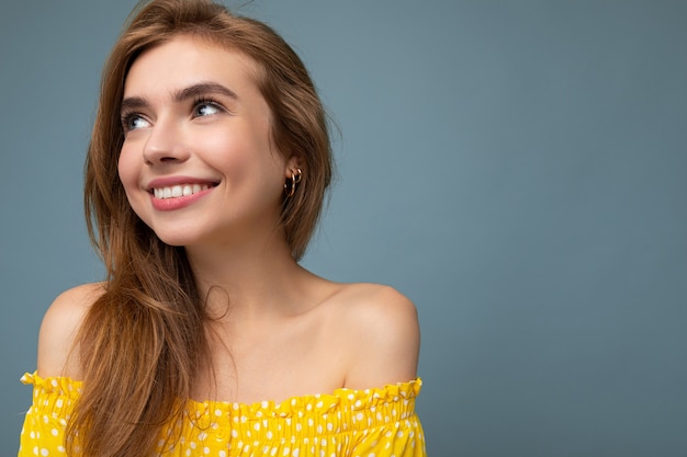 Close-up foto van jonge schattige mooie donkere blonde vrouw met oprechte emoties geïsoleerd op background