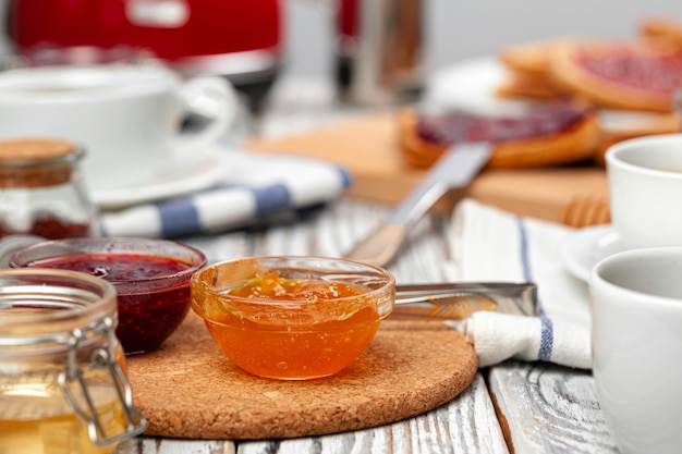 Close-up foto van keukentafel met .appliances, keukengerei met toast en jam