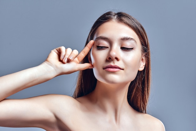 Close-up foto van mooie dame naakt naakte schouders mollige vorm lippen verleidelijk uiterlijk vingers check wenkbrauw oog lijn geen rimpels gezicht geïsoleerde grijze kleur achtergrond