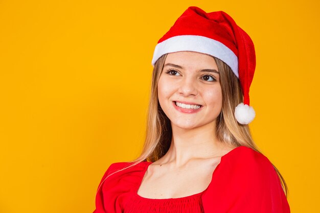 Close-up foto van mooie jonge vrouw in kerstmuts. kerst concept