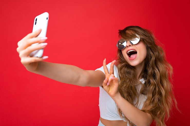 Foto close-up foto van mooie jonge vrouw met mobiele telefoon selfie foto met smartphone