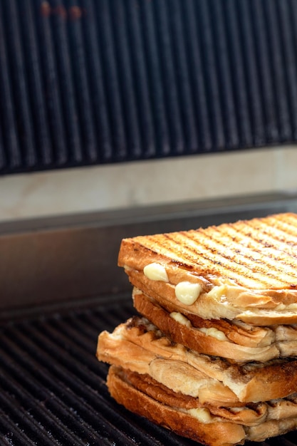 Close-up foto van toast en sandwiches op grill