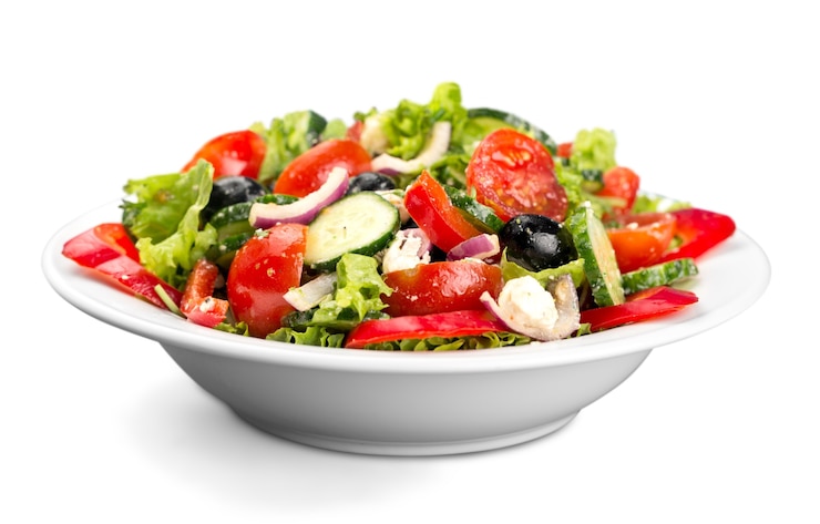Foto close-up foto van verse salade met groenten in witte plaat