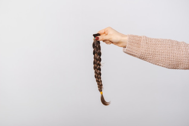 Close-up foto van vrouw met gevlochten bruin haar voor donatie