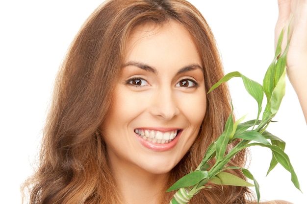 close-up foto van vrouw met groene spruit