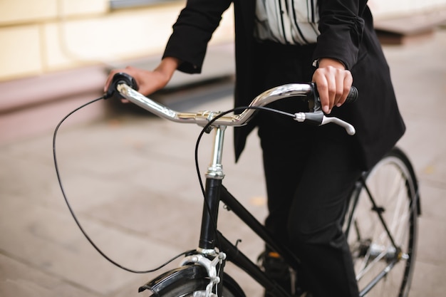 Close-up foto van vrouwenlichaam rijden op de fiets