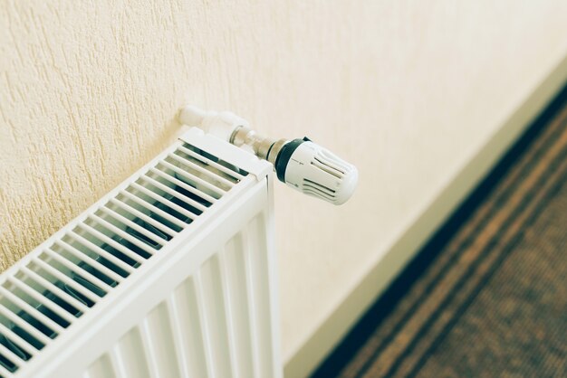 Close-up foto van witte radiator in de woonkamer. Klaar voor het winterseizoen