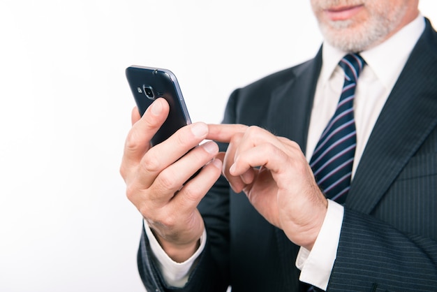 Close-up foto van zakenman bericht aan het typen op zijn smartphone