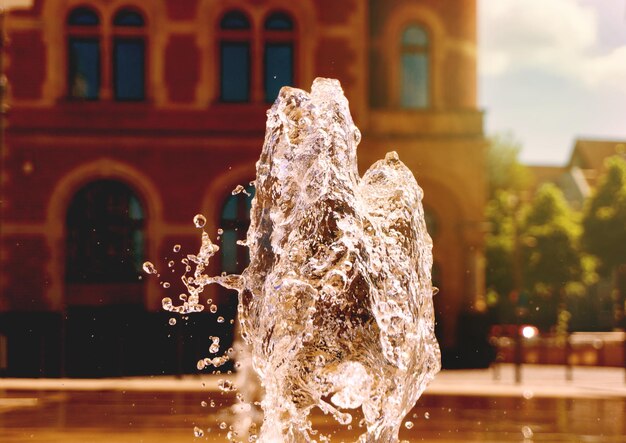 Foto close-up della fontana contro l'edificio