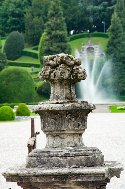 Foto close-up di una fontana nel parco