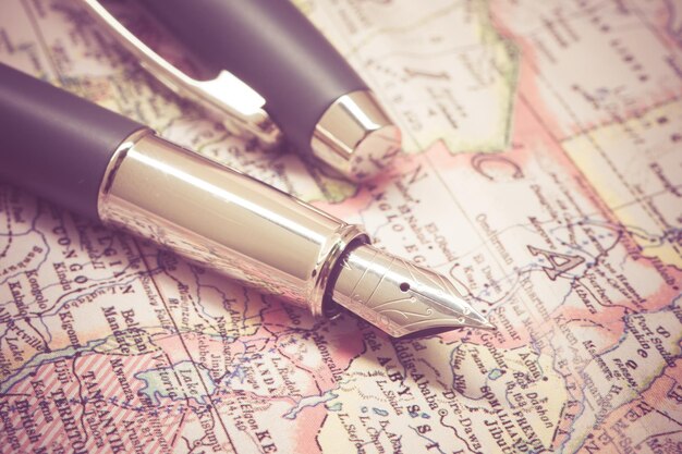 Photo close-up of fountain pen on map