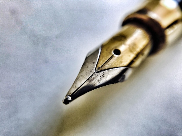 Photo close-up of fountain pen on table