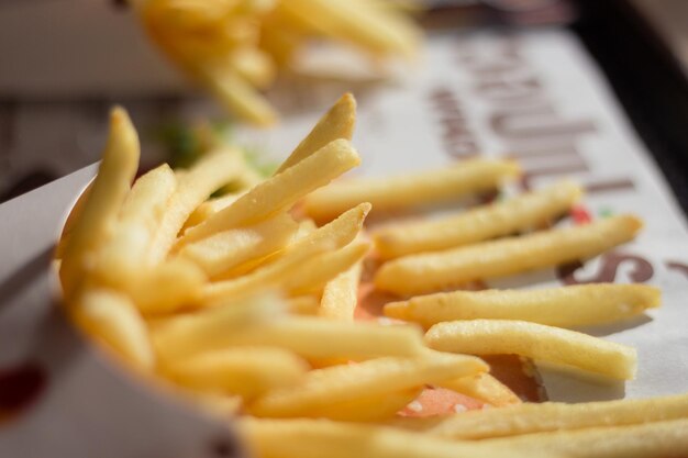 Foto close-up di patatine fritte in contenitori su tavola