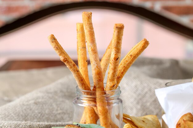 Photo close-up of french fries in jar