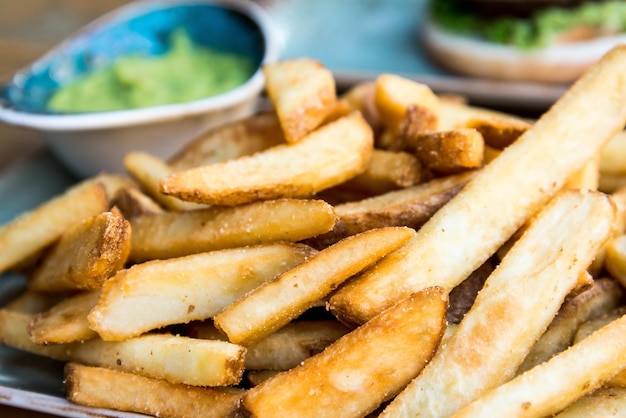 Photo close-up of french fries on table