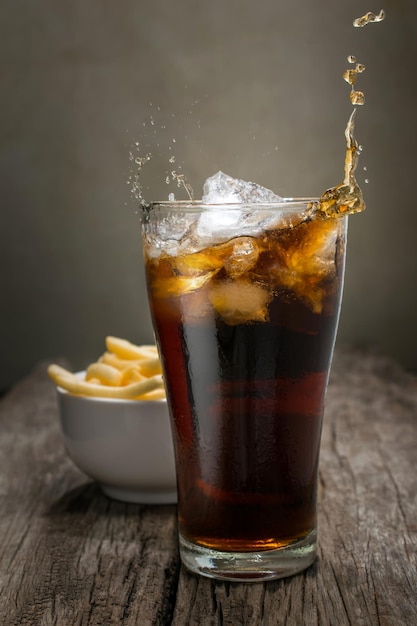 Photo close-up of french fries with drink on table