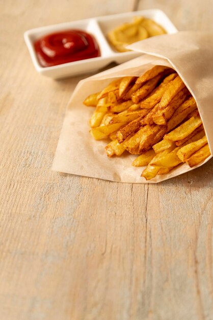 close up french fries with wooden background