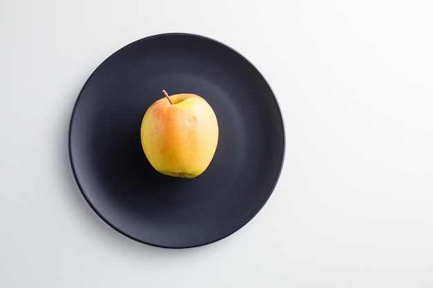 Крупным планом свежее яблоко на тарелке